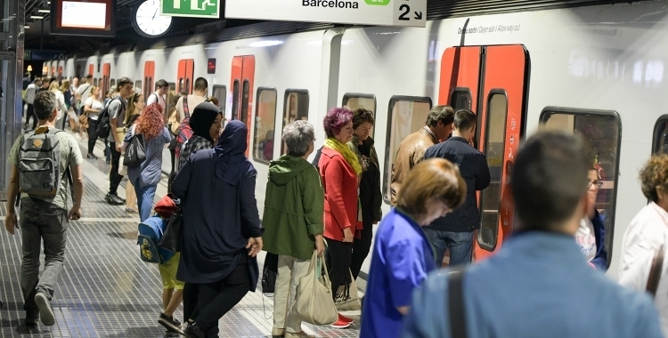 Usuaris dels FGC a l'andana | Roger Benet